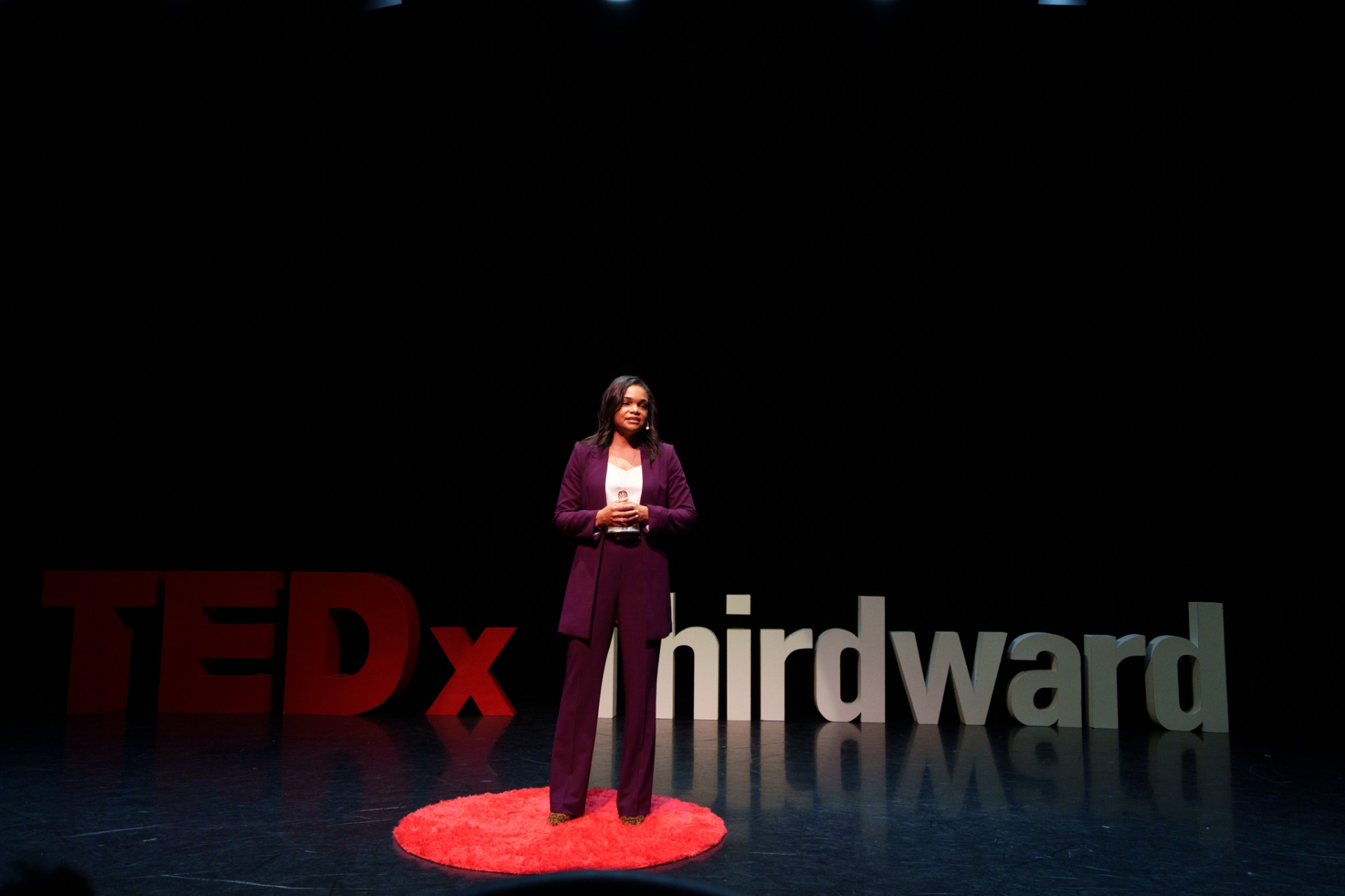 Una Stevenson speaking on the TEDx stage
